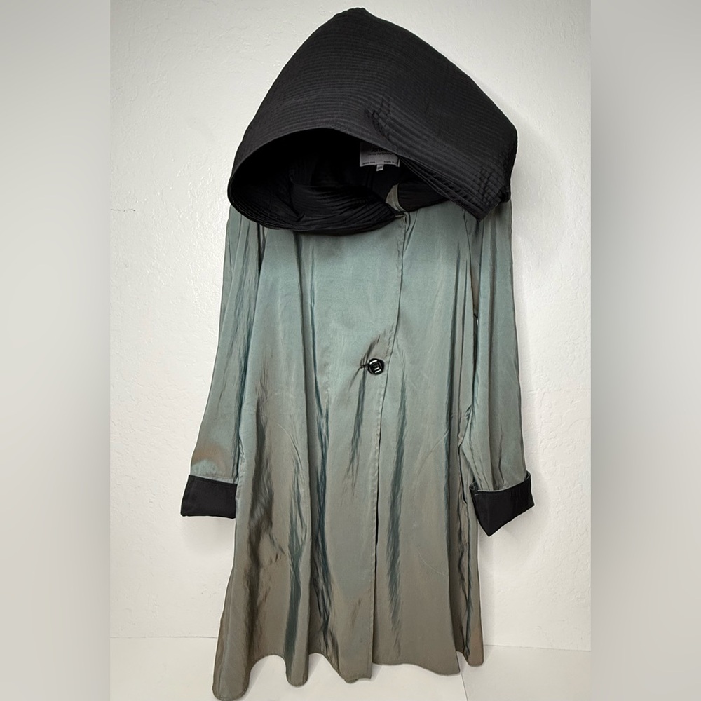Janska Windbreaker Women’s Size XS Hooded Iridescent Flowy USA Spooky Creepy
